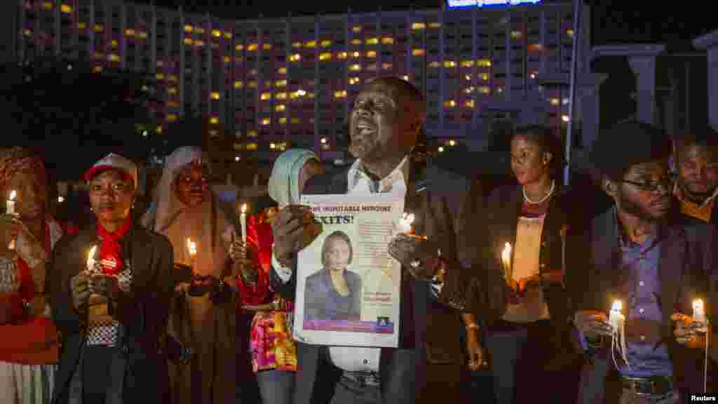 Jama’a sun halarci wurin adua’ar karamta Ameyo Adadevoh, da sauran wadanda suka kamu da cutar Ebola a Abuja, 26, ga Agusta 2014.