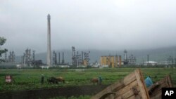 지난 2016년 7월 북한 라선경제특구 내 승리화학공장 외곽에서 농부들이 농사를 짓고 있다. (자료사진)