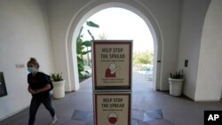 미국 샌디에이고 주립 대학에서 학생이 마스크를 쓰고 지나가고 있다. 