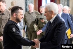 ولودیمیر زلنسکی، رئیس جمهوری اوکراین، با سرجو ماتارلا، رئیس جمهوری ایتالیا، در کاخ کوئیرینال ملاقات کرد. رم، ایتالیا - ۱۳ مه ۲۰۲۳ (۲۳ اردیبهشت ۱۴۰۲)