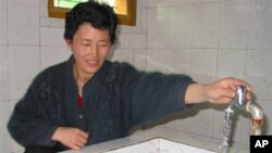 지난 2005년 평양 인근 농장에서 한 주민이 적십자 지원으로 지어진 급수시설을 이용하고 있다. (자료사진)