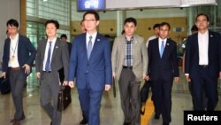 천해성 한국 통일부 차관(가운데)을 단장으로 한 남북공동연락사무소 추진단이 지난 6월 개성공단 방문을 위해 파주시 남북출입사무소를 통해 출경하고 있다.