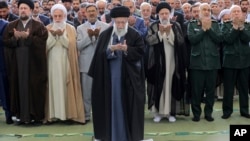 علی خامنه‌ای، رهبر جمهوری اسلامی، در نماز عید فطر، اسرائیل را تهدید کرد (چهارشنبه ۲۲ فروردین)