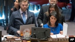 니키 헤일리 유엔 주재 미국대사(오른쪽)가 지난달 뉴욕 유엔본부에서 열린 안보리 회의에서 다른 참석자의 발언을 듣고 있다. (자료사진)