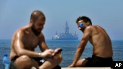 لبنانی‌ها در حال آفتاب‌گرفتن در سواحل مدیترانه