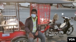 លោក ឃឹម វន អាយុ ៤៣ឆ្នាំ អ្នករត់រម៉កកង់បី ថ្លែងប្រាប់ VOA នៅរាជធានីភ្នំពេញ កាលពីថ្ងៃទី១៥ ខែធ្នូ ឆ្នាំ២០២០។ (ណឹម សុភ័ក្ត្របញ្ញា/វីអូអេ)