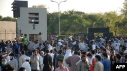 په قرارداد کې راغلي چې د پوځي محکمو غیر اییني او جانبدارانه فیصلې غندل شوي دي، او ددې فیصلو له امله پاکستان ته د نړۍ په کچه شرم ور اوړیدلی دی. له وفاق غوښتنه شوې چې د پوځي محکمو فیصلې دې په سمدستي توګه بېرته واخلي. (فایل فوټو)