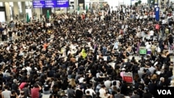 数以千计香港市民参与8月9日继续"和你飞"第二次机场反送中集会，几乎坐满入境大堂。 （摄影: 美国之音汤惠芸）