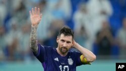 Mshambuliaji wa Argentina Lionel Messi akiwasalimia mashabiki baada ya ushindi wa 2-0 dhidi ya Poland katika mechi ya Kundi C ya Kombe la Dunia, Jumatano, Novemba 30, 2022.
