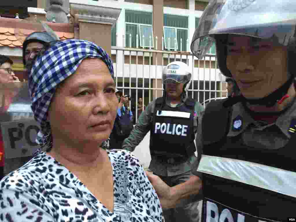 កុ្រមសកម្មជនដីធ្លីតវ៉ាប្រឆាំងនឹងការសួរយកចម្លើយពីមន្ត្រីសិទ្ធិមនុស្សសមាគមសិទ្ធិមនុស្សអាដហុក និងមន្ត្រីគណកម្មាធិការជាតិរៀបចំការបោះឆ្នោត ដែលធ្វើឡើងដោយតុលាការដំបូងក្រុងភ្នំពេញ កាលពីថ្ងៃអាទិត្យ ទី០១ ខែឧសភា ឆ្នាំ២០១៦។ (Hul Reaksmey/VOA)