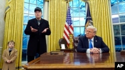 Elon Musk i Donald Trump na konferenciji za novinare u Bijeloj kući (Photo/Alex Brandon)