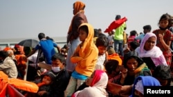 Pengungsi Rohingya duduk di bangku kayu kapal angkatan laut dalam perjalanan ke Pulau Bhasan Char di distrik Noakhali, Bangladesh, 29 Desember 2020. (Foto: REUTERS/Mohammad Ponir Hossain)