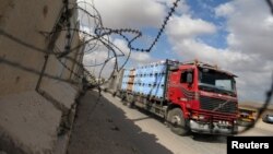 A truck carrying goods arrives at Kerem Shalom crossing in Rafah in the southern Gaza Strip Aug. 15, 2018. 