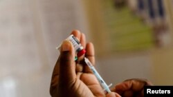 Picha ya muuguzi akitayarisha sindano yenye chanjo ya Malaria. Picha ya maktaba.