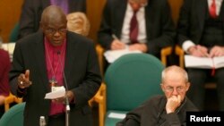 L'archevêque de York, John Sentamu (à gauche), parle aux côtés de l'archevêque de Canterbury Justin Welby à Londres, le 20 novembre 2013.