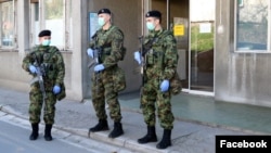 Pripadnici Vojske Srbije, sa zaštitnim medicinskim maskama i u rukavicama, obezbeđuju objekte u gradovima po Srbiji. (Foto: Fejsbuk stranica Ministarstva odbrane Srbije)