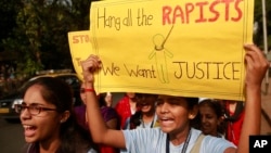 Para aktivis perempuan melakukan unjuk rasa, menuntut hukuman keras bagi pelaku perkosaan di Mumbai, India (foto: dok).
