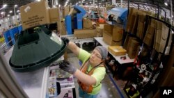 Seorang karyawan Amazon mempersiapkan barang untuk dikirim ke pelanggan di gudang Amazon di kota Lebanon, Tennessee (foto: dok).