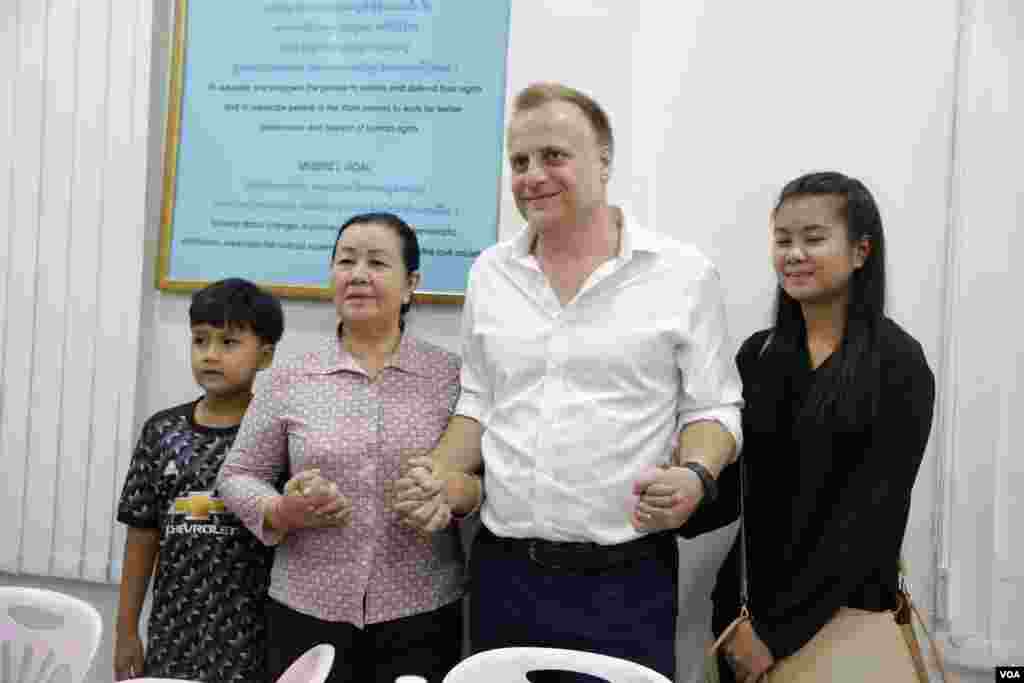 លោក Kingsley Abbott មន្ត្រី​ប្រឹក្សា​ច្បាប់​អន្តរជាតិ​ជាន់​ខ្ពស់​នៃ​អង្គការ International Commission of Jurists ស្វាគមន៍​លោកស្រី លឹម មុន្នី និង​ក្រុម​គ្រួសារ ក្រោយ​ពេល​ដែល​លោកស្រី និង​មន្ត្រី​សិទ្ធិមនុស្ស​បីនាក់​ទៀត​នៃ​អង្គការ​អាដហុក ត្រូវបាន​ដោះលែង​ឲ្យ​នៅ​ក្រៅ​ឃុំ នៅ​រាត្រីថ្ងៃព្រហស្បតិ៍ ទី២៩ ខែមិថុនា ឆ្នាំ២០១៧។ (ខាន់ សុគុំមនោ/VOA)