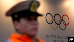 Un policier devant le siège de la commission international des Jeux Olympiques 