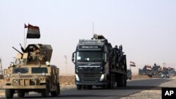 Konvoj iračkih vojnih vozila pred ofanzivu na Mosul