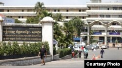 រូបឯកសារ៖ ប្រជាពលរដ្ឋដើរ​នៅ​ខាងមុខ​មន្ទីរពេទ្យ​មិត្តភាព​ខ្មែរ​សូវៀត នៅ​រាជធានី​ភ្នំពេញ កាលពី​ថ្ងៃទី១១ ខែមីនា ឆ្នាំ២០២១។ (រូបថត​​ផ្តល់​ឲ្យ​ដោយ ព្រីង សំរាំង)