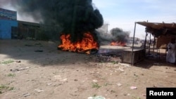 Un feu est allumé dans la rue lors de manifestations contre la hausse des prix à Atbara, dans l'État du Nil au nord-est du Soudan, le 20 décembre 2018. 