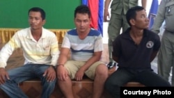 ពី​ឆ្វេង​ទៅ​ស្តាំ គឺ ឡា ណារ៉ុង ខឹម ភក្តី និង​ពិន ហ៊ាង ជា​ជន​សង្ស័យ​ដែល​ត្រូវ​បាន​ចាប់ខ្លួន​ក្នុង​បទចោទ​ប្រកាន់​ថា បាន​សម្លាប់​លោក តាំង ទ្រី ជា​អ្នកកាសែត និង​ជា​សមាជិក​នៃ​សមាគម​សារ​ព័ត៌មាន​ខ្មែរ​អ្នក​ប្រជា​ធិបតេយ្យ​នៅ​ថ្ងៃអាទិត្យ ទី១២ ខែតុលា ឆ្នាំ២០១៤។ (រូបថត៖ សមាគម​សារព័តមាន​ខ្មែរ​អ្នក​ប្រជា​ធិបតេយ្យ)