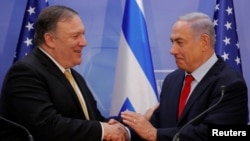Menteri Luar Negeri AS Mike Pompeo (kiri) saat bertemu PM Israel Benjamin Netanyahu di Yerusalem, 20 Maret tahun 2019 (foto: dok). 