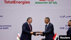 قرارداد طی مراسمی در شهر بغداد بین پاتریک پویان، رئیس شرکت «توتال انرژی»، و حیان عبدالغنی، وزیر نفت عراق، به امضا رسید.