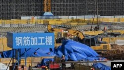 Para pekerja di lokasi konstruksi di bandara Fuzhou di Fuzhou, provinsi Fujian di tenggara China, 14 Oktober 2024. (ADEK BERRY / AFP)