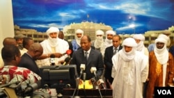 Utusan dari kelompok pemberontak Islamis Mali, Ansar Dine dan utusan pemerintah Mali bersama ketua negosiasi perdamaian untuk Mali dari ECOWAS memberikan keterangan seusai pertemuan di ibukota Burkina Faso, Ouagadougou (Foto: dok). Kelompok pemberontak Islamis telah sepakat untuk menolak aksi terorisme dan kekerasan, dan berupaya mencapai persatuan nasional, Selasa (4/12).