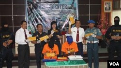Petugas Bea Cukai Bandara Juanda dan BNN memberikan keterangan pers, Senin (21/4) terkait penangkapan dua tersangka penyelundupan narkoba. (VOA/Petrus Riski) narkotika