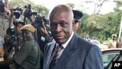 Le président angolais José Eduardo dos Santos, à son arrivée au centre international de conférences de Mulungushi à Lusaka, Zambie, le 12 avril 2008.