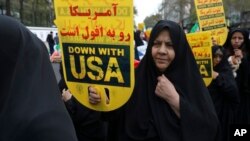 តុករ​ម្នាក់​កាន់​បដា​ប្រឆាំង​សហរដ្ឋអាមេរិក​នៅ​ក្នុង​ការ​ប្រមូលផ្តុំ​ប្រចាំ​ឆ្នាំ​មួយ​នៅ​ខាង​ក្រៅ​អតីត​ស្ថានទូត​អាមេរិក​នៅ​ក្នុង​ក្រុង​តេហេរ៉ង់ ប្រទេស​អ៊ីរ៉ង់ កាលពី​ថ្ងៃទី៤ ខែវិច្ឆិកា ឆ្នាំ២០១៩។