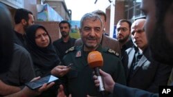 នាយឧត្តមសេនីយ​បដិវត្តន៍​យោធា​ Mohammad Ali Jafari និយាយ​ជាមួយ​អ្នកកាសែត​បន្ទាប់​ពី​លោក​បាន​ថ្លែង​សន្នសីត​កាសែត​ «ពិភពលោក​គ្មា​ការភ័យខ្លាច» ក្នុង​ទីក្រុង​តេហេរ៉ង់ប្រទេស​អ៊ីរ៉ង់​កាលពី​ថ្ងៃទី​៣១ ខែ តុលា ឆ្នាំ ២០១៧។