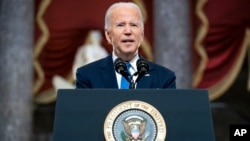 Prezidan Joe Biden pale ak pep Ameriken an depi Statuary Hall nan Capitol la nan Washington, premye anivese atak 6 Janvye a.