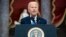 លោកប្រធានាធិបតី Joe Biden ថ្លែងពី Statuary Hall នៅវិមានសភាសហរដ្ឋអាមេរិក ដើម្បីប្រារព្ធខួបមួយឆ្នាំនៃកុបកម្មថ្ងៃទី៦ ខែមករា កាលពីថ្ងៃព្រហស្បតិ៍ ទី៦ ខែមករា ឆ្នាំ២០២២ នៅទីក្រុងវ៉ាស៊ីនតោន។ (AP)