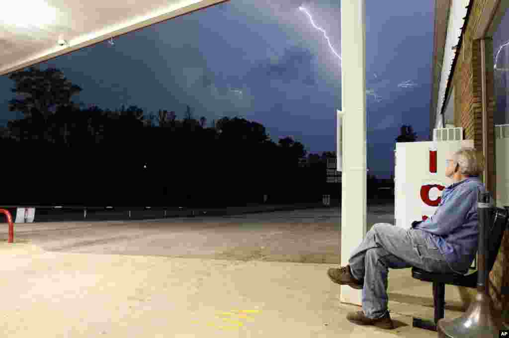 Alabama, Arkanzas va Missisipida tabiiy ofat binolarni, bizneslarni yer bilan yakson qilgan.