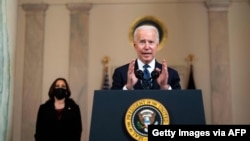 جو بایدن در کنار کامالا هریس