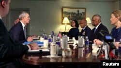  لوید آستین، وزیر دفاع آمریکا در گفتگوی دو جانبه با ینس استولتنبرگ، دبیر کل ناتو در پنتاگون. نهم بهمن. 