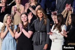 Premye Dam Melania Trump salye odyans la anvan diskou mari li Prezidan Donald Trump devan Kongre a, 4 Mas, 2025.