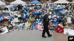 ប៉ូលិសម្នាក់មកដល់កន្លែងកាន់ទុក្ខនៅឯទីស្នាក់ការប៉ូលិស Dallas នៅថ្ងៃ១១ កក្កដា ២០១៦។