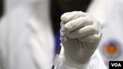 រូបឯកសារ៖ បុគ្គលិក​សុខាភិបាល​ម្នាក់​​បូម​​វ៉ាក់សាំង​បង្ការ​ជំងឺ​កូវីដ១៩​ ស៊ីណូហ្វាម​​ ដើម្បី​ចាក់​ដល់​អ្នក​ស្ម័គ្រ​ចិត្ត​ទទួល​វ៉ាក់សាំង​នេះ នៅ​រាជធានីភ្នំពេញ​ ថ្ងៃ​ទី១០​ ខែ​កុម្ភៈ​ ឆ្នាំ​២០២១​។ (ហ៊ាន សុជាតា​​/វីអូអេ) 