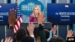 Beyaz Saray Sözcüsü Karoline Leavitt, Başkan Trump’ın görevi devralmasından bu yana ilk basın toplantısını düzenledi. Leavitt, ABD’ye denetimsiz girdiği belirlenen ve terörist olduğundan şüphelenilen bir Türk vatandaşının tutuklandığını açıkladı, 28 Ocak 2025. 