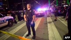 Anggota kepolisian menjaga barikade setelah penembakan terjadi di Dallas, negara bagian Texas.