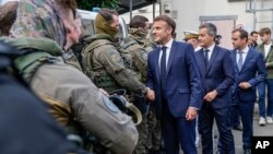 法国总统埃马纽埃尔·马克龙（Emmanuel Macron）2024年5月23日抵达动荡不安的法属新喀里多尼亚，并与当地警察和安全部队人员会面。（美联社） 