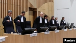 Para hakim di Badhoevedorp, Nederland, Belanda, bersiap memulai sidang untuk mengadili empat terdakwa terkait jatuhnya pesawat MH17 yang jatuh di Ukraina bulan Juli 2014, 9 Maret 2020. 
