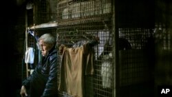 Rumah bagi warga Hong Kong Yeung Ying Biu, 77, adalah kandang besi berukuran 1,5 meter persegi. (AP/Vincent Yu)