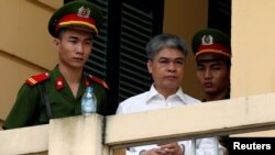 លោក Nguyen Xuan Son អតីត​ប្រធាន​ក្រុមហ៊ុន PetroVietnam ចាកចេញ​ពី​តុលាការ បន្ទាប់​ពី​តុលាការ​ប្រកាស​សាលក្រម​ នៅ​ក្នុង​ក្រុង​ហាណូយ ប្រទេស​វៀតណាម កាលពី​ថ្ងៃទី២៩ ខែកញ្ញា ឆ្នាំ២០១៧។